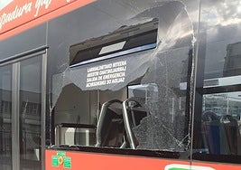 Así quedó una de las ventanillas tras la segunda agresión producida este pasado martes.