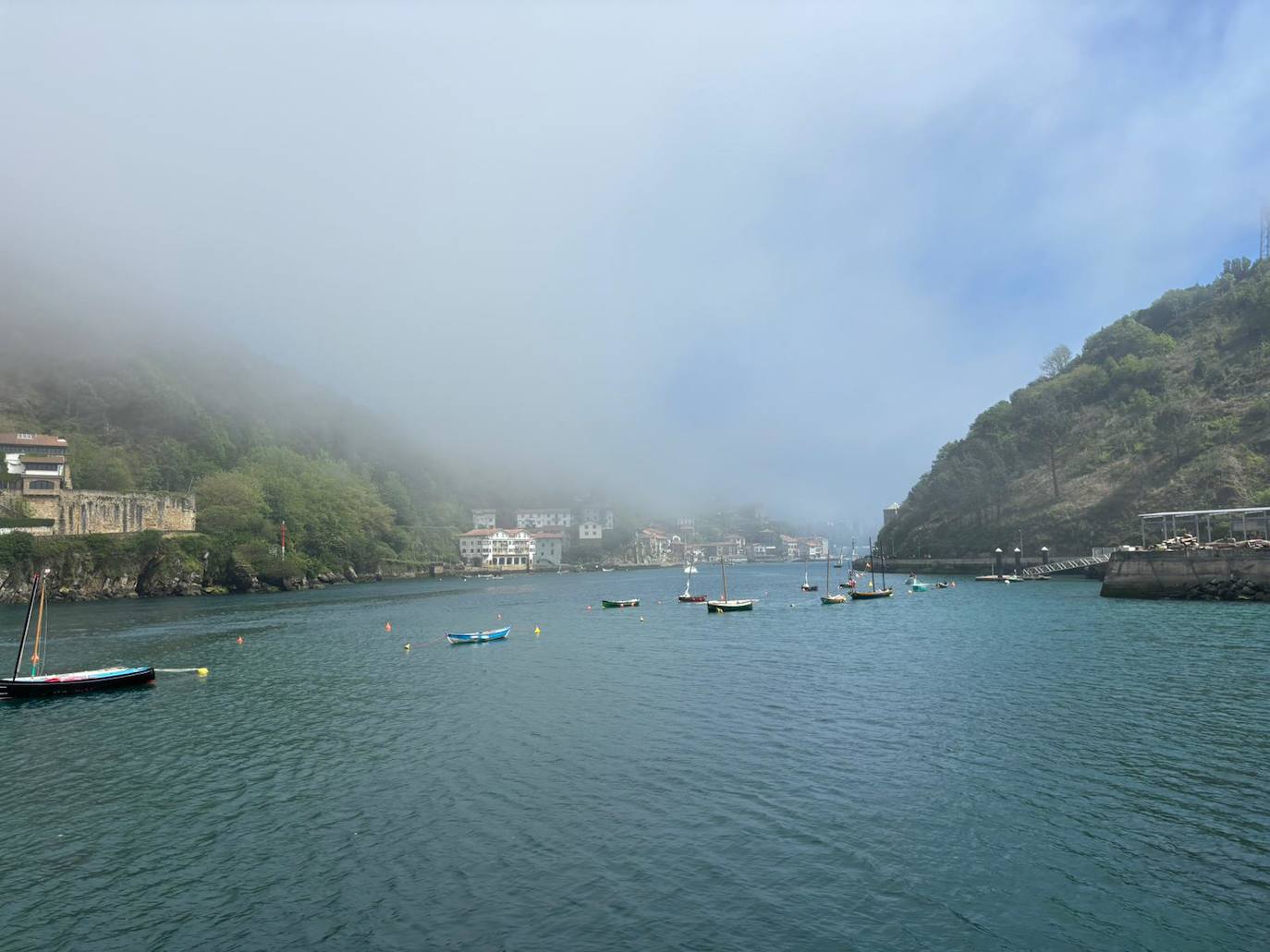 Un manto gris desde Hondarribia a Santa Clara
