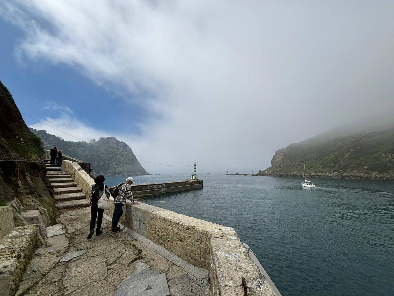 Un manto gris desde Hondarribia a Santa Clara