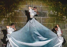 La danza vertical del espectáculo 'Geure(r)a' transforma mañana la fachada de Tapem en escenario.