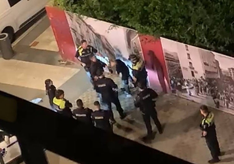 Momento en el que el ertzaina golpea al hombre con su mano izquierda en Irun.