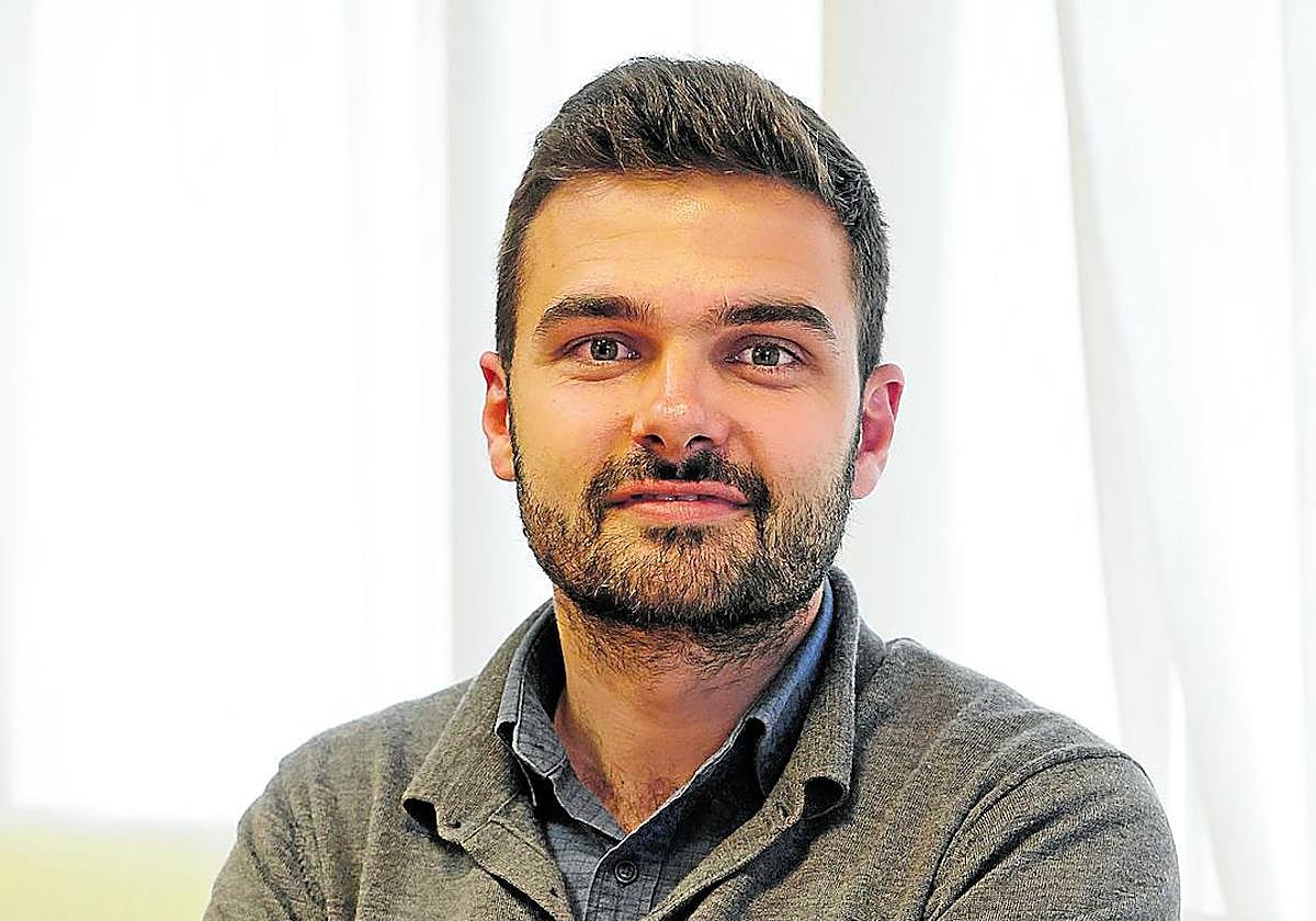 El profesor Jon López Gorostidi posa en un despacho de la Universidad de Deusto.