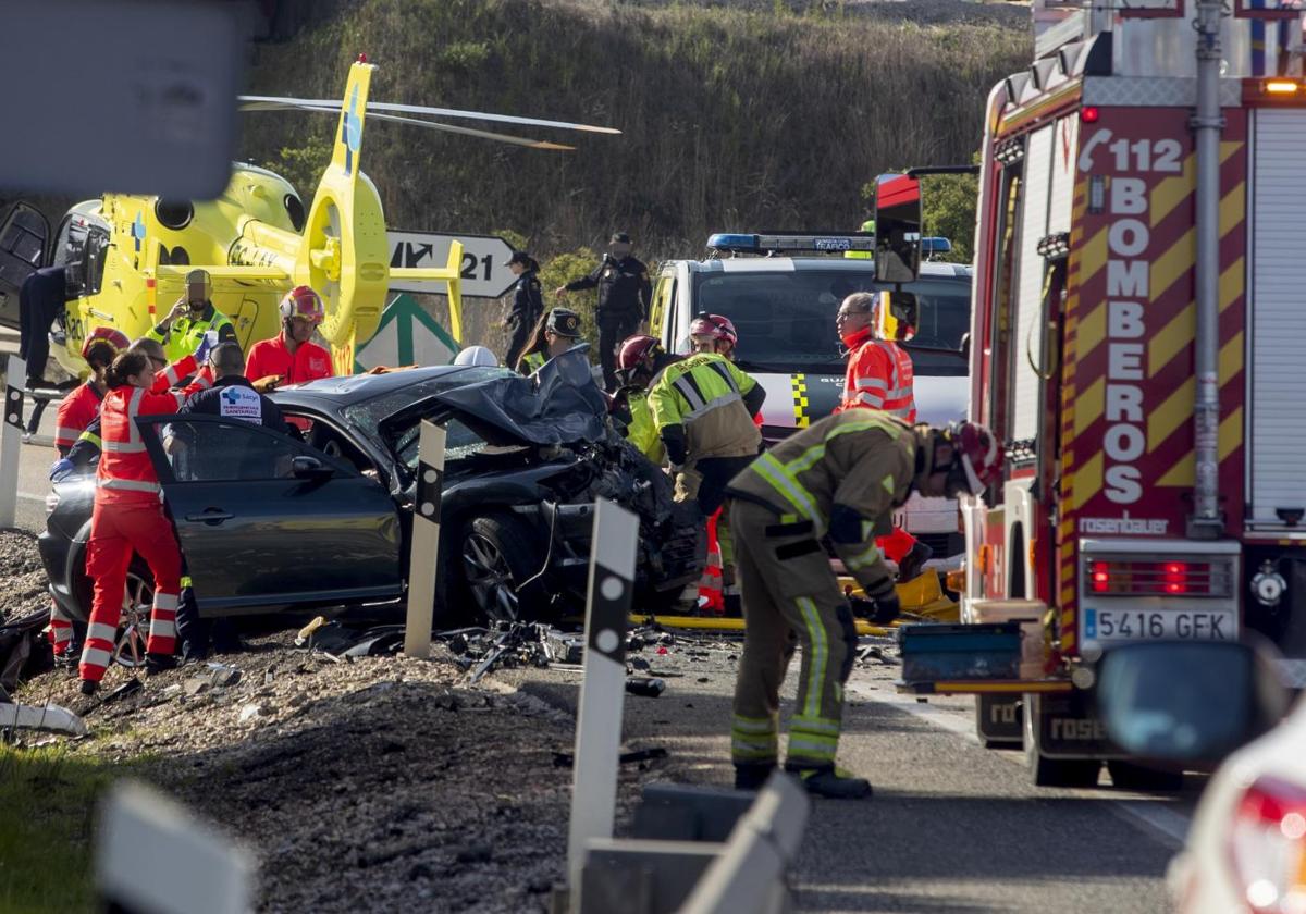 Estado en el que ha quedado el coche en el que viajaban los fallecidos tras el choque