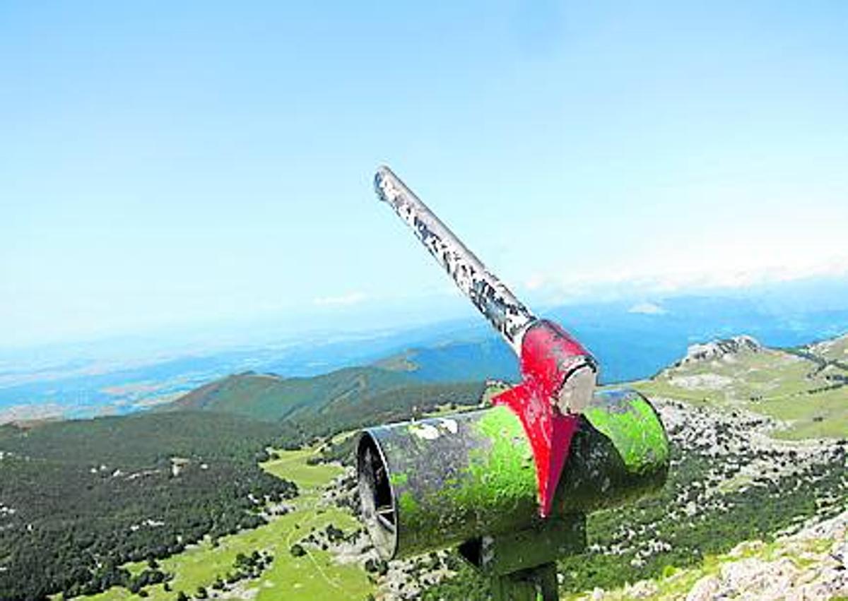 Imagen secundaria 1 - Arriba, ermita de Aizkorri con la cima al fondo. Buzón con forma de hacha. Abajo, ermita de San Adrián en el túnel del msimo nombre.