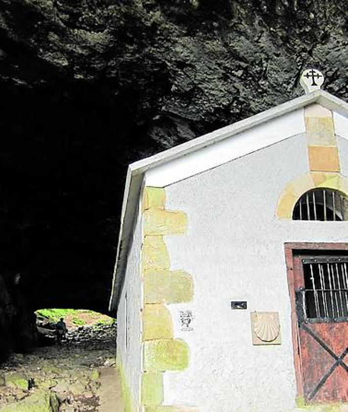 Imagen secundaria 2 - Arriba, ermita de Aizkorri con la cima al fondo. Buzón con forma de hacha. Abajo, ermita de San Adrián en el túnel del msimo nombre.