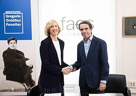 Jose María Aznar y Ana Iribar en la firma del acuerdo.