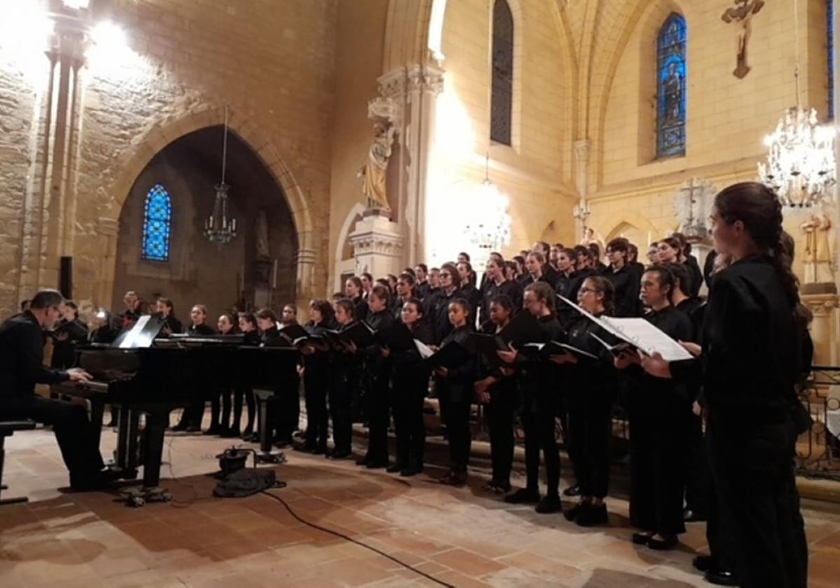 El Coro Piccolo de Castelnaudary, cuenta con más de 80 cantantes, alumnos de sexto a último año.