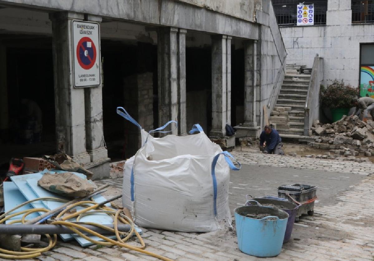 Operarios trabajan en el exterior de la plaza del mercado de Mutriku, que está siendo objeto de una remodelación integral.