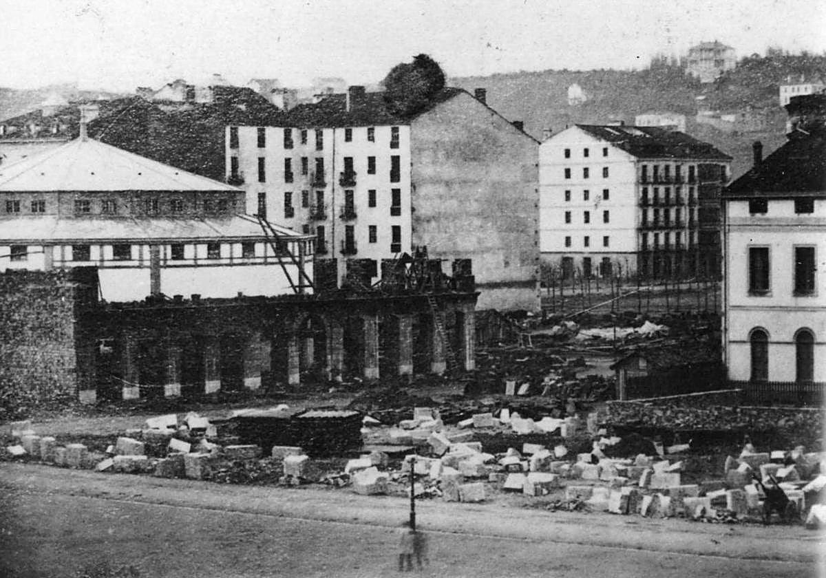Construcción del Teatro Circo en la calle Garibay.