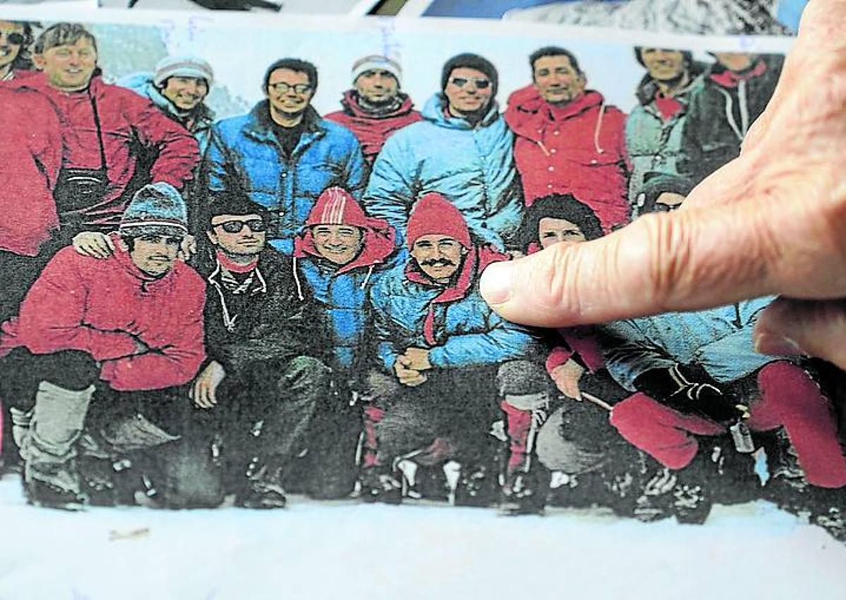 Imagen secundaria 1 - Foto de grupo de la expedición Tximist de 1974. Uriarte observa las fotografías mientras relata lo vivido en el Everest.