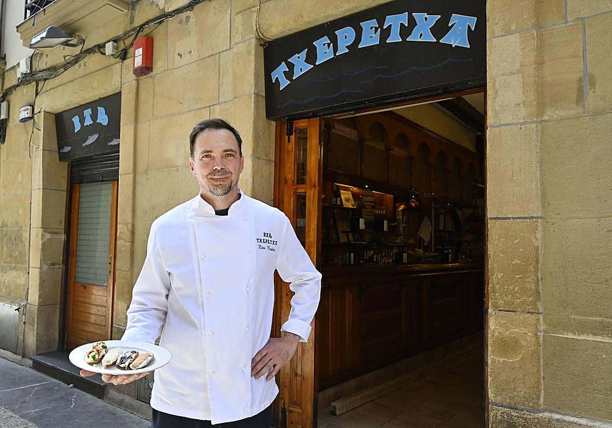 Manu Marañón, en el bar Txepetxa con el preciado pintxo