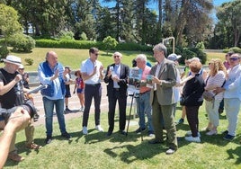 Areta, en el centro, junto a Raúl Chapado, presidente de la RFEA.