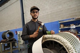 Achraf trabaja en la empresa Arrano de Zegama.