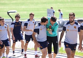 Los jugadores de la Real, antes de un entrenamiento.