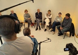 Una fotografía difundida por el Ayuntamiento de Lezo de una de las reuniones celebradas la semana pasada en la Sala de Cultura.