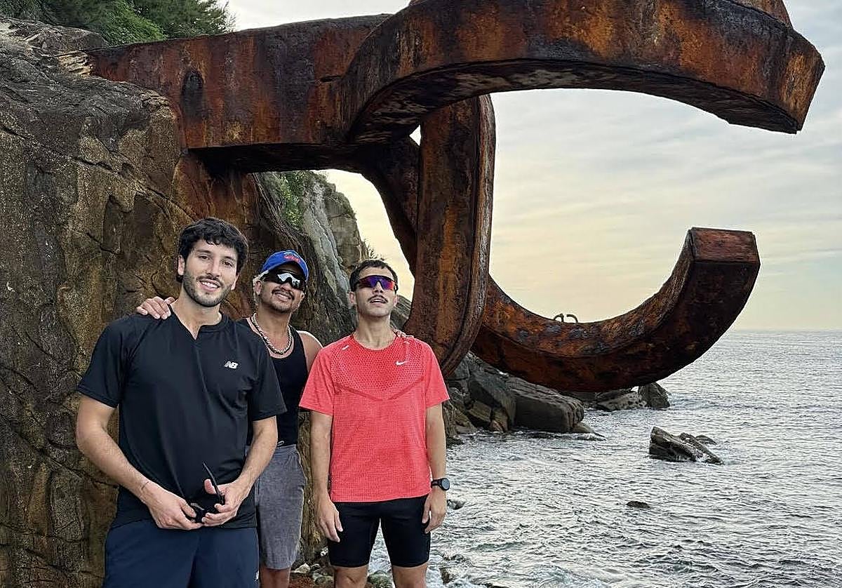 El artista colombiano junto a dos amigos en el Peine del Viento.