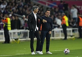 Imanol saluda a Xavi Hernández.