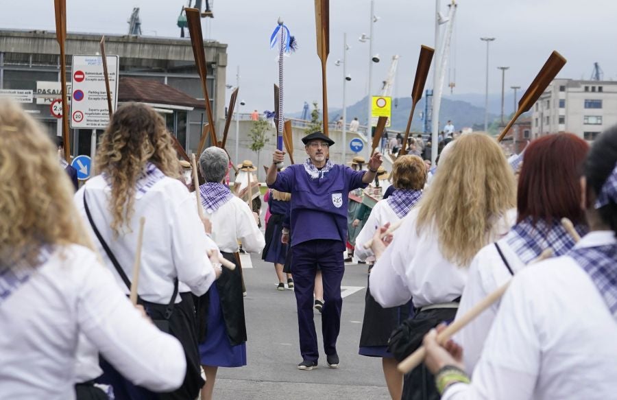 Tamborrada marinera para despedir el Pasaia Itsas Festibala