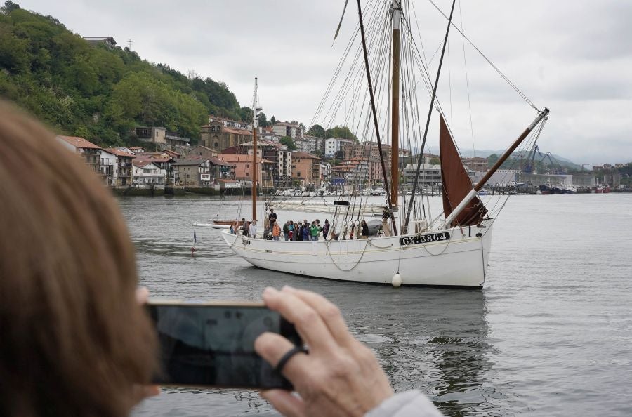 Tamborrada marinera para despedir el Pasaia Itsas Festibala