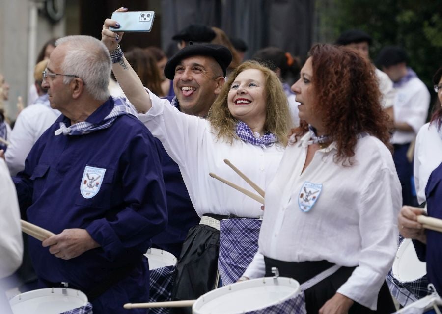 Tamborrada marinera para despedir el Pasaia Itsas Festibala