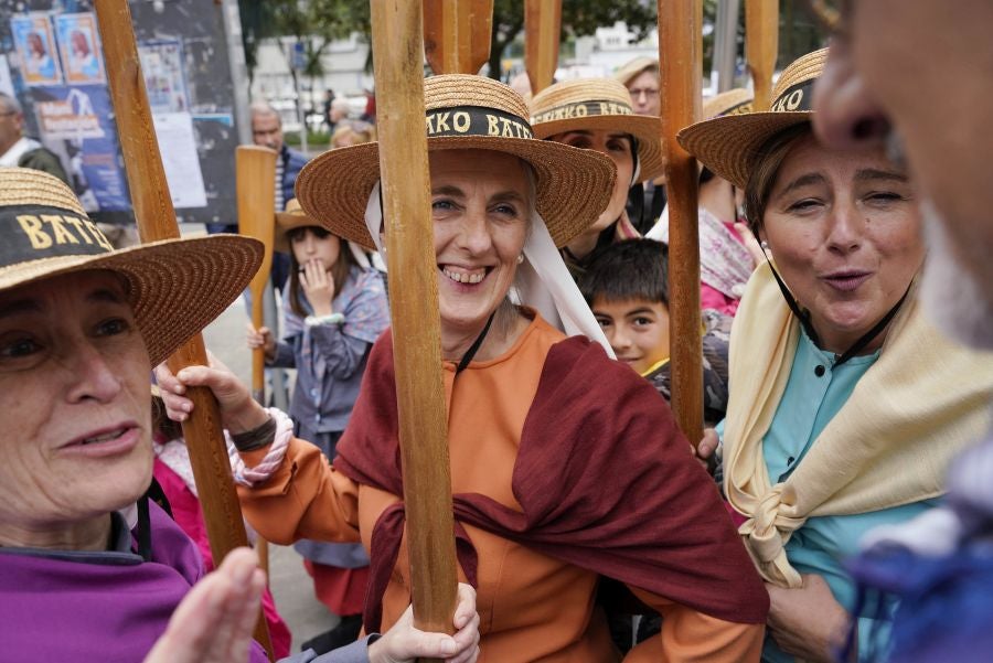 Tamborrada marinera para despedir el Pasaia Itsas Festibala