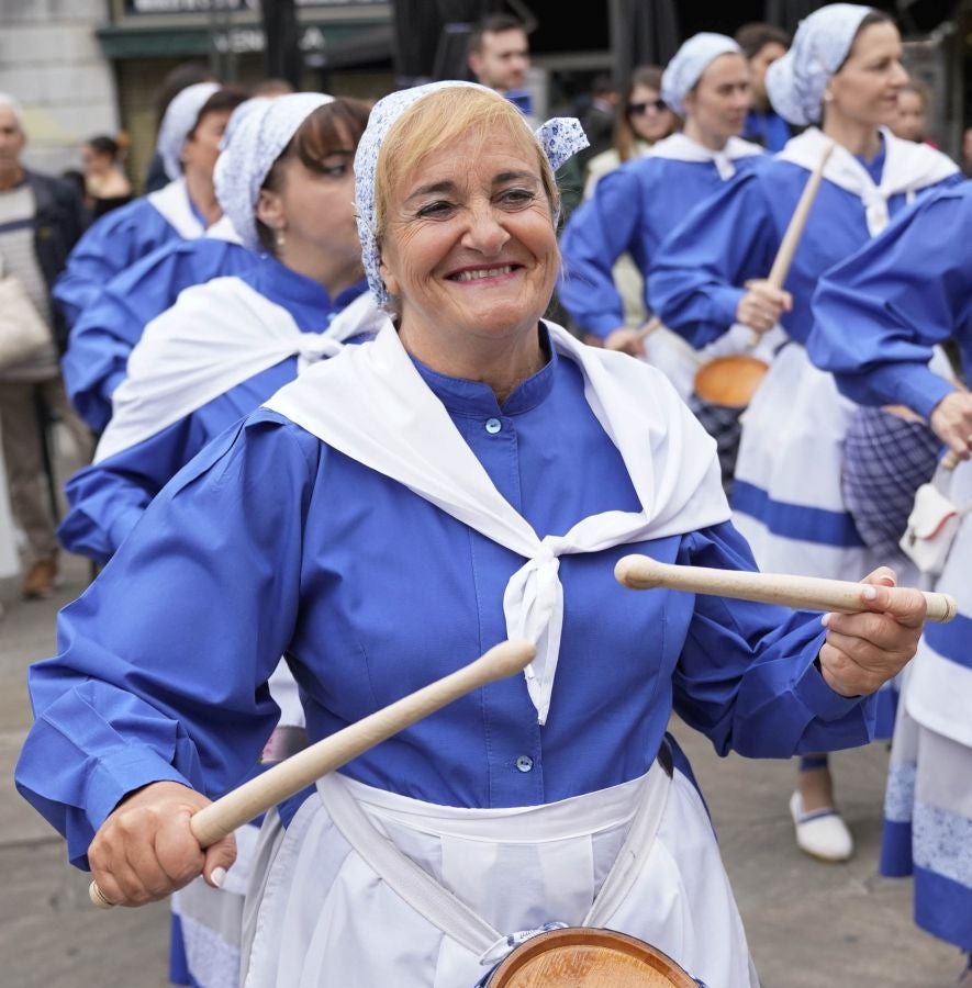 Tamborrada marinera para despedir el Pasaia Itsas Festibala