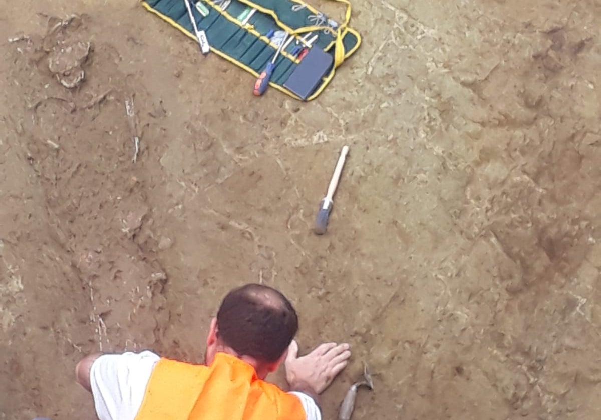 Un arqueólogo durante las excavaciones realizadas este lunes en Mutriku.