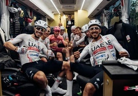 El equipo UAE celebra su exitoso inicio del Giro dentro del autobús del equipo, con Pogacar de rosa.