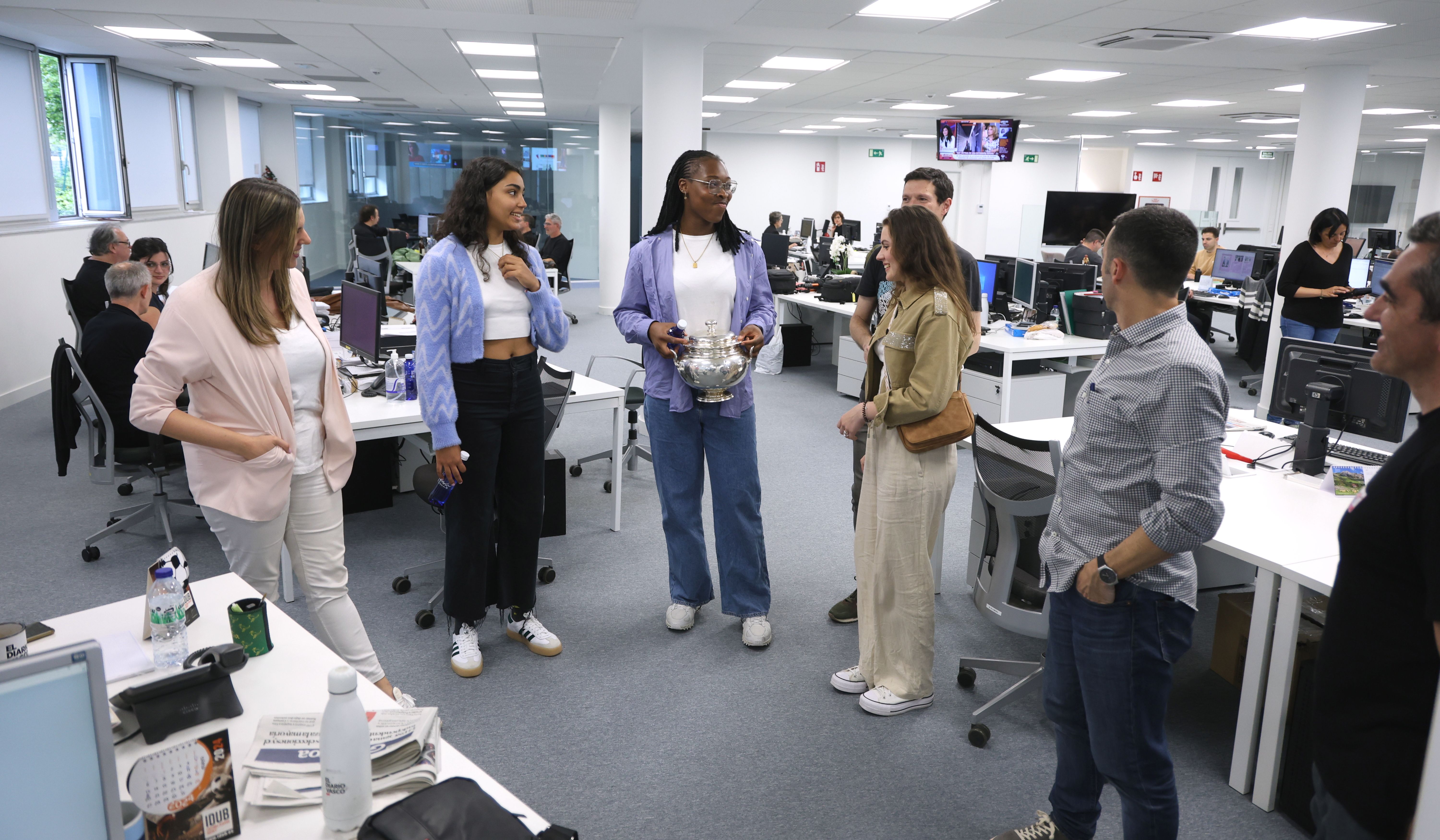 La visita de las campeones de la Copa de la Reina a la sede de DV, en imágenes