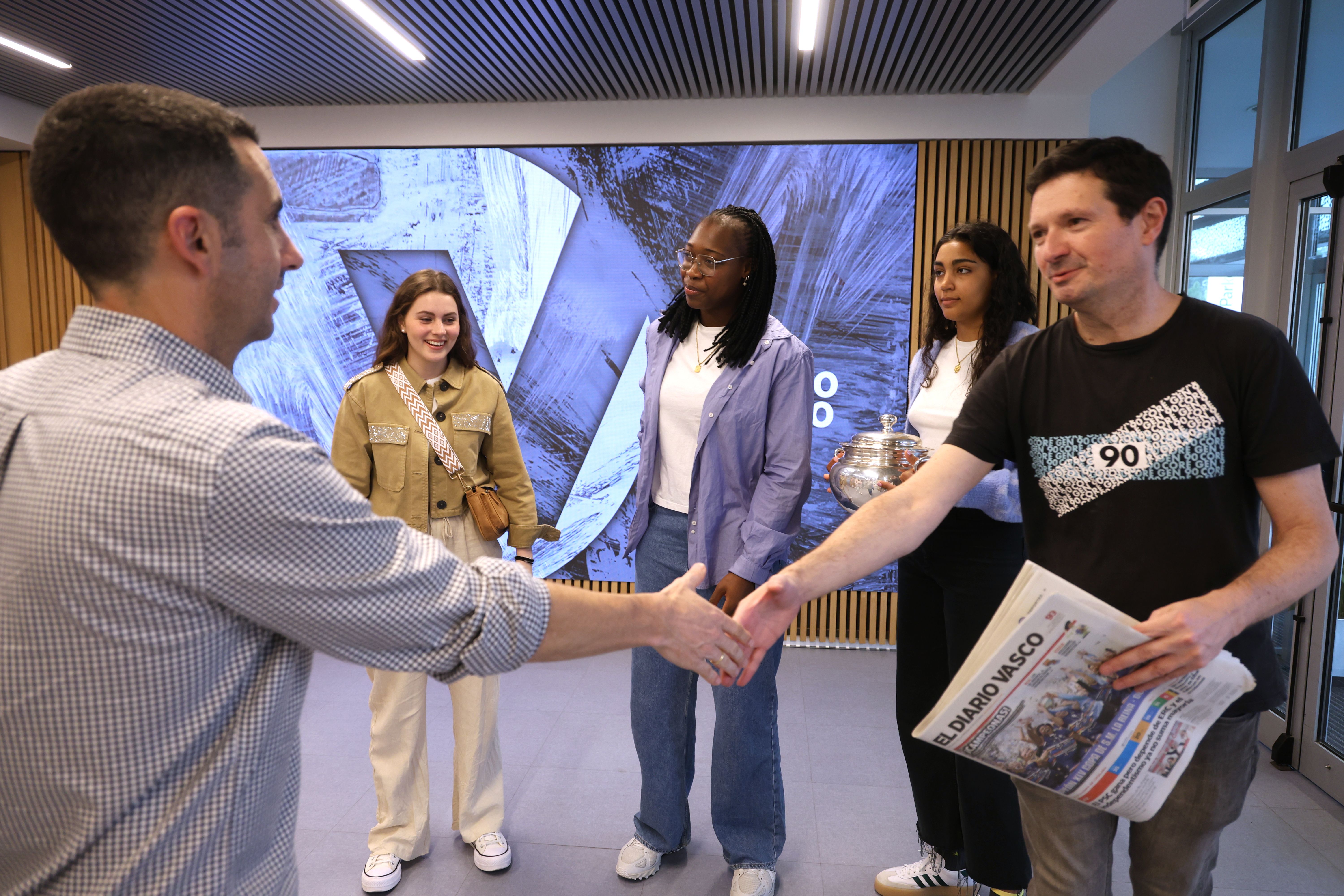 La visita de las campeones de la Copa de la Reina a la sede de DV, en imágenes