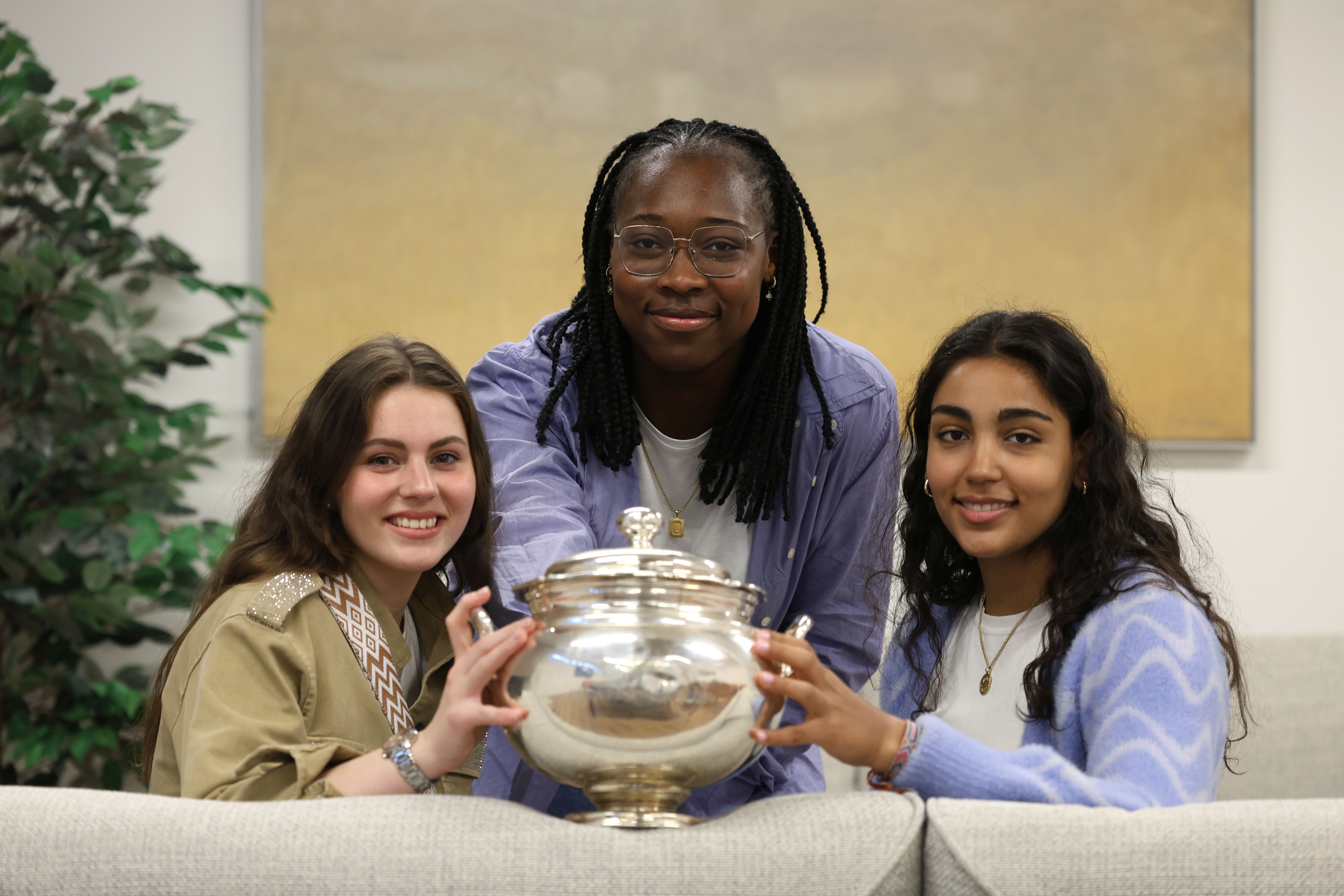 La visita de las campeones de la Copa de la Reina a la sede de DV, en imágenes