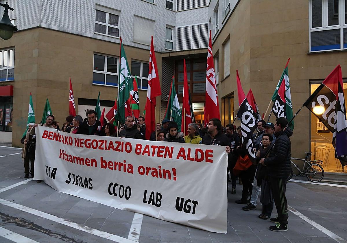 Imagen de archivo de una de las últimas concentraciones frente a la sede de Kristau Eskola.