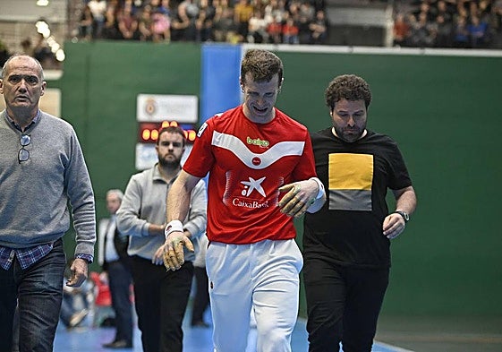 Iñaki Artola e Iker Iriarte caminan hacia el vestuario en el Beotibar de Tolosa.