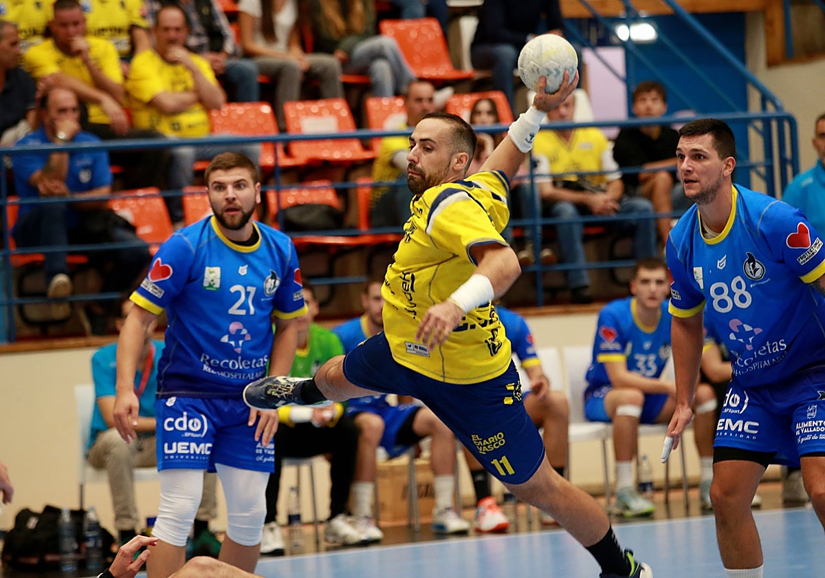 Esteban Salinas, en la posición de pivote, es uno de los candidatos del Bidasoa al equipo ideal de Asobal.