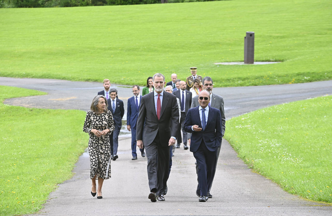 La visita del rey Felipe VI a Chillida Leku, en imágenes