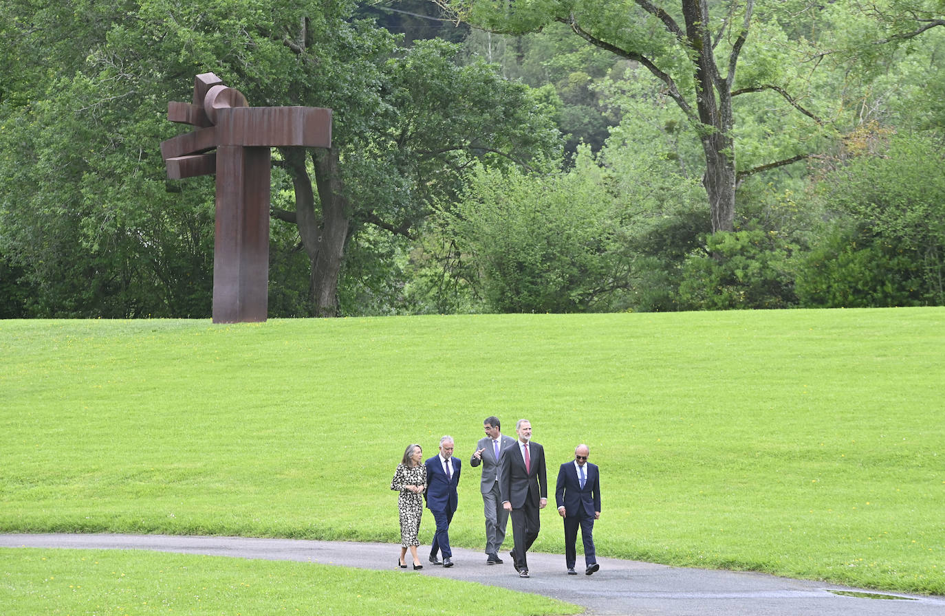La visita del rey Felipe VI a Chillida Leku, en imágenes