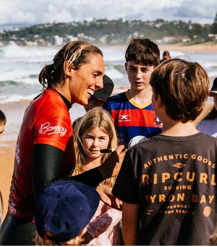 Nadia Erostarbe firma autógrafos en la orilla en Sidney.