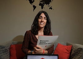 Bárbara González del Río, experta en migraciones de Save the Children, durante su visita a las oficinas que la ONG tiene en Irun.