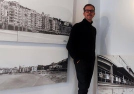 El artista donostiarra Andoni García Bañegil, con algunas de sus obras en la nueva galería en el barrio de Gros.