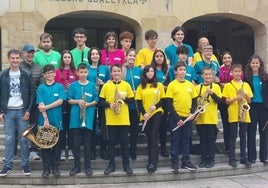 Los alumnos llegados de Madrid que protagonizaron el concierto de despedida, junto con el alcalde Mikel Arruti y Xanti Espina.