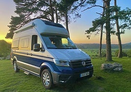 La Volkswagen Grand California, en la imagen en el Parque Natural de Urbasa, ya está disponible en VASA desde 70.850€ (impuestos incluidos). Con una entrada de 18.000€, se queda una cuota mensual de 487€, con IVA incluido.