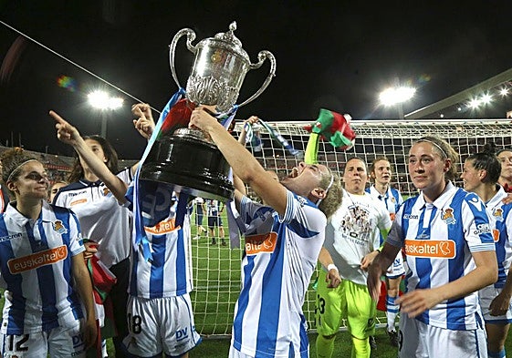 Iraia Iparragirre levantaeufórica la Copa de la Reina conquistada en Granada en 2019.