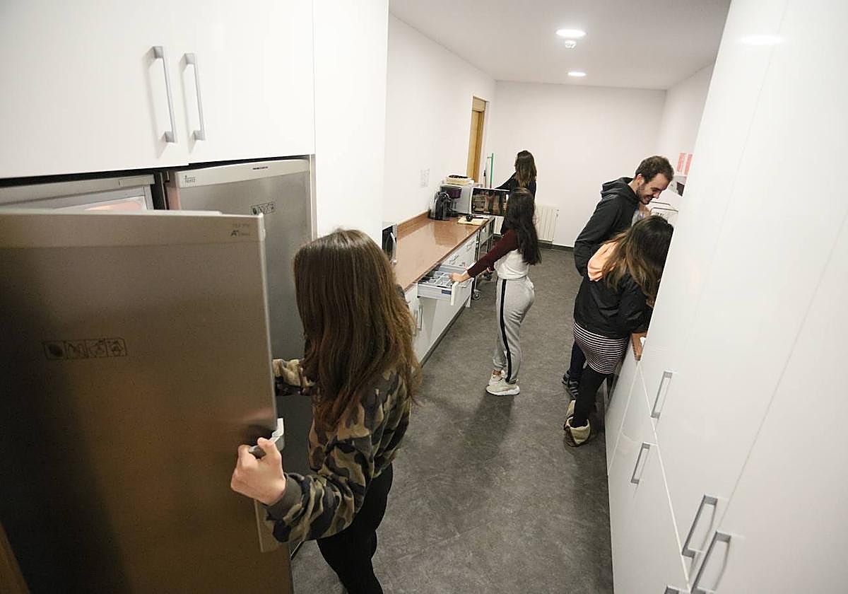 Un grupo de menores tutelados, en un centro de día de la Diputación de Gipuzkoa.