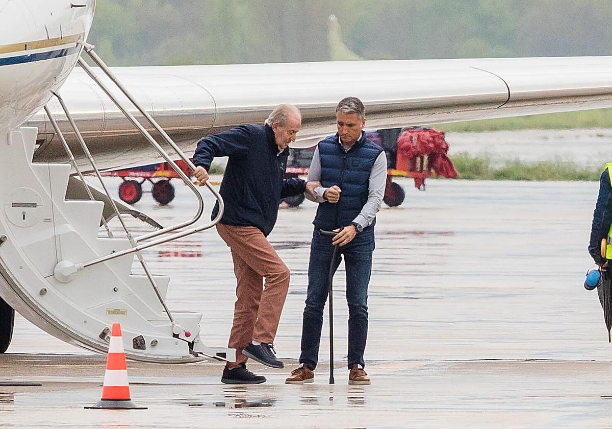 El rey emérito Juan Carlos I, desciende del avión en Vitoria en un anterior viaje a la capital vasca.