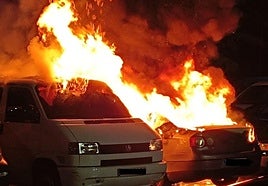 Dos de los vehículos calcinados por las llamas en el aparcamiento de Luzuriaga en Pasaia Antxo.