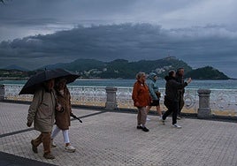 Ciudadanos caminan por el Paseo de la Concha este pasado lunes por la tarde.