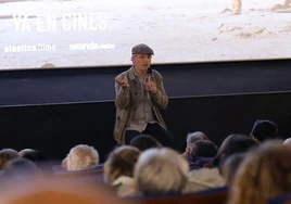 Viggo Mortensen se dirige a los espectadores en la sala 7 del cine Príncipe.
