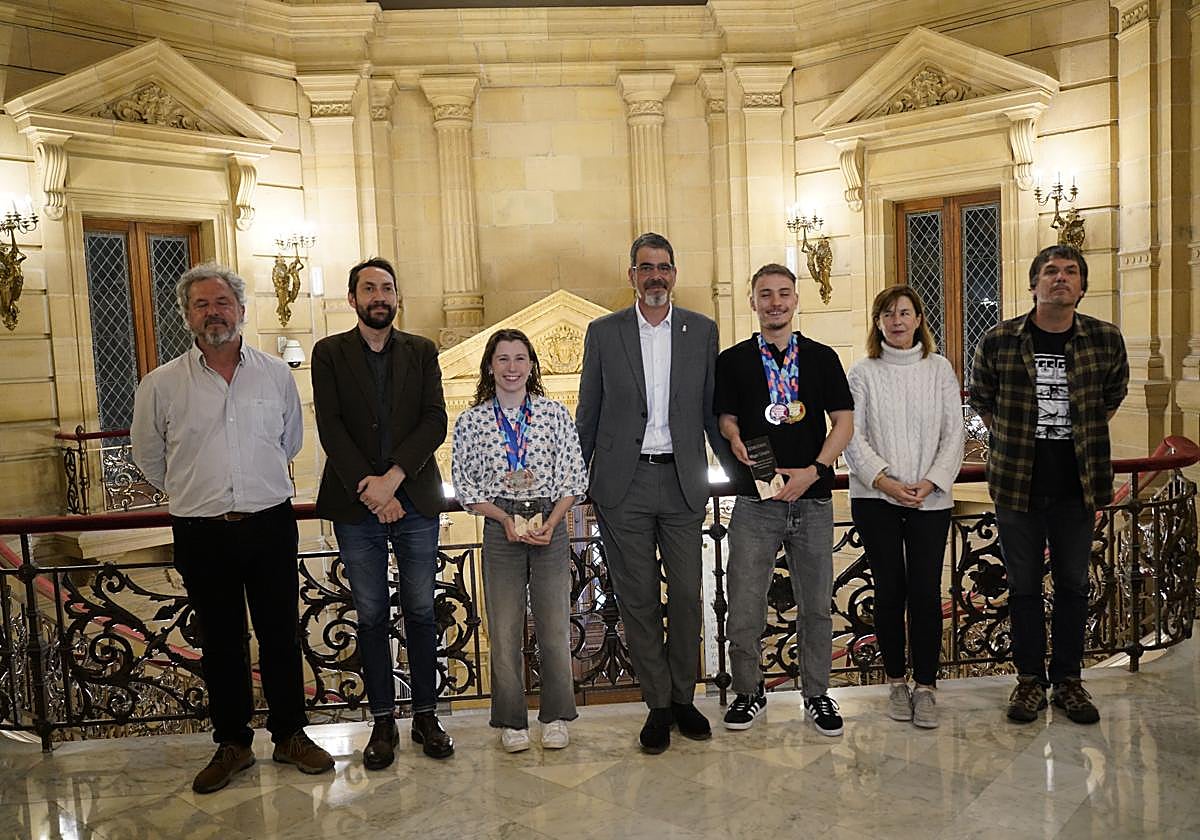 Los homenajeados, con parte de la corporación, este lunes en el Ayuntamiento de Donostia.