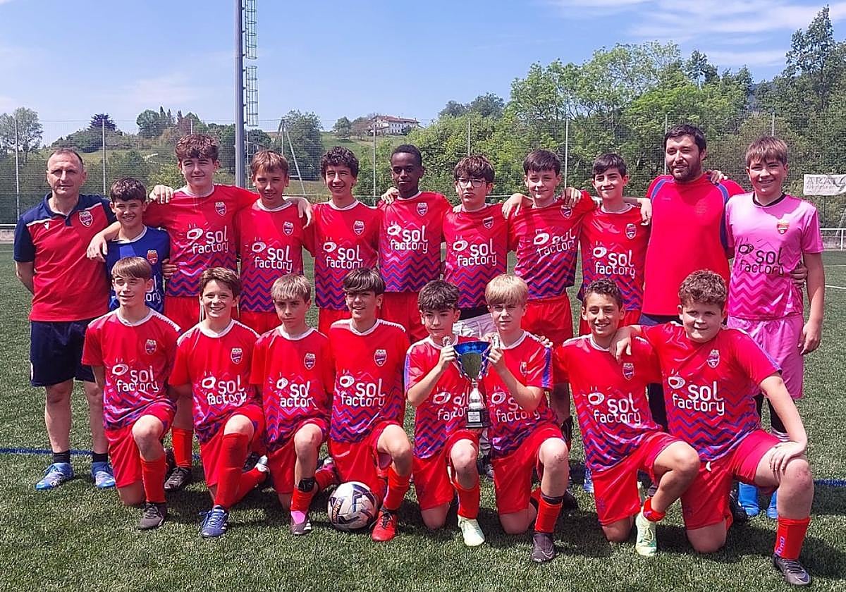 La plantilla del Beti Ona de infantil txiki con el trofeo de campeón de Gipuzkoa.
