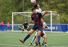 Dos jugadores buscan cabecear la pelota durante el encuentro.